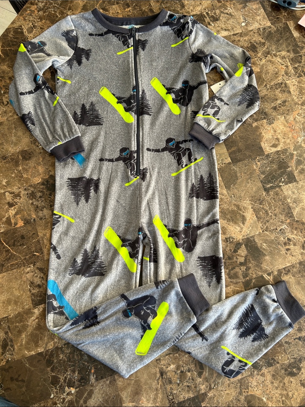 NWT 🆕 Kids Grey Snowboard Print Zip-Front Super Soft Pajamas - 4/5 years